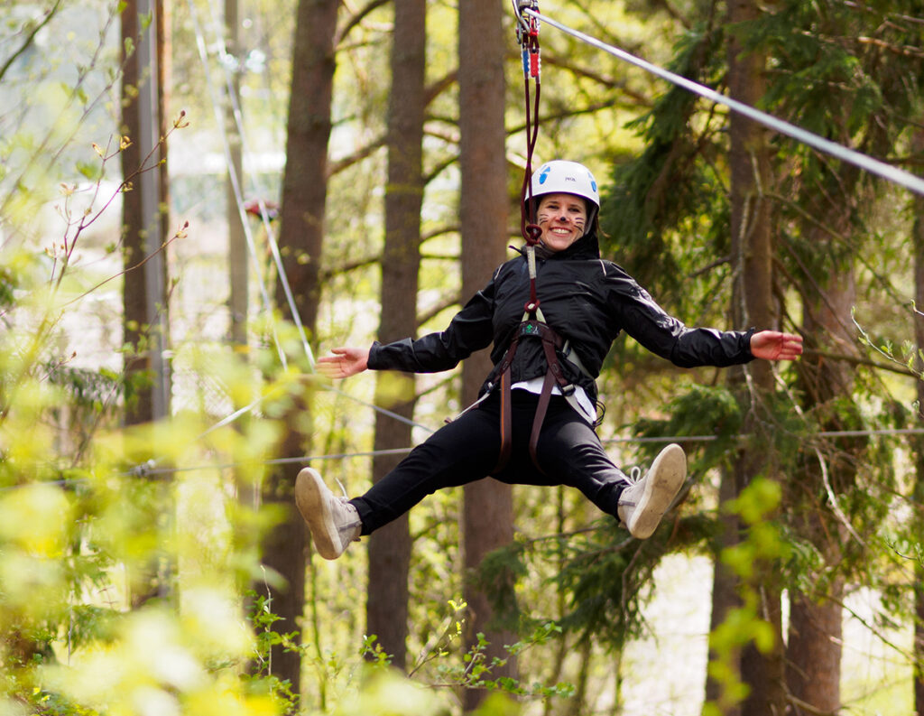 Seikkailupuisto Huipun radat päättyvät loppuliukuun, joista pisimmät ovat yli satametrisiä.