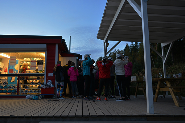 Seikkailussa yläköysiradoilla tarvitaan kypärät.