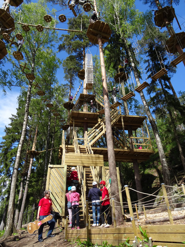 Seikkailupuisto Huipun alaradat kohoavat jopa 18 metriin.