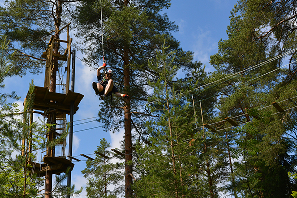 Ilmalento Seikkailupuisto Huipun Tarzan-hypyssä