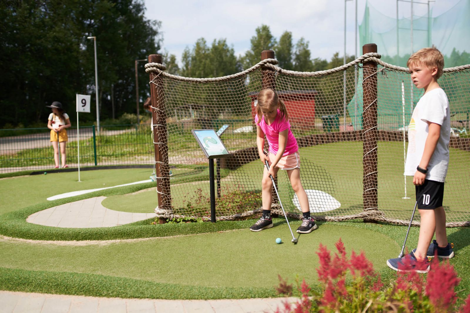 lapset pelaa 5 1920x1280