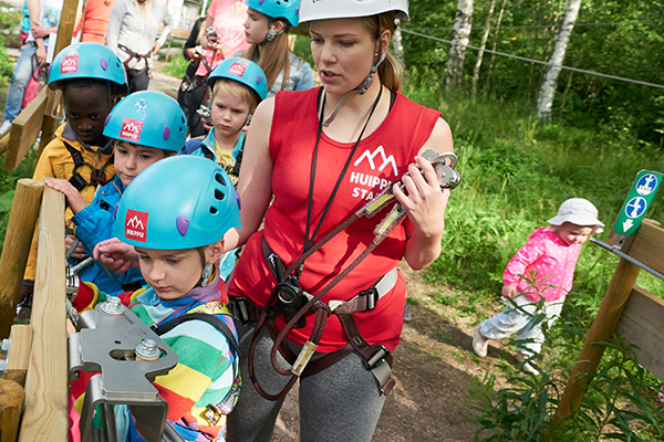 lapsia ohjaajan kanssa menossa harjradalle