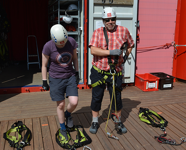 Seikkailupuisto Huipuusa käytetään kokovartalovaljaita, joissa on hihnat nivusissa ja olkapäillä.